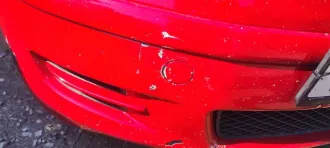 Mitsubishi Colt 2003 года выпуска, легковой автомобиль комби (хэтчбек). Цвет красный, VIN: Z27A0009191. Имеются повреждения колёс (шин), элементов ходовой части, стекол, фар, указателей поворота, стоп-сигналов и других стеклянных элементов, включая зеркала, а также царапины, сколы, потертости…