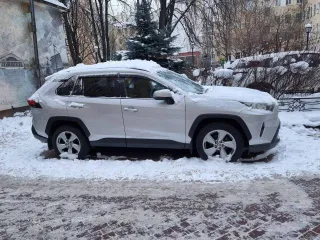 Toyota RAV4 2020 года, серебристый. VIN: XW7W43FV50S006179, госномер: Т337ВУ198. Автомобиль находился в эксплуатации, может иметь скрытые недостатки.