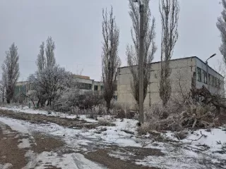 Нежилое здание школы 64:20:041101:323 и земельный участок 64:20:041101:117 - нежилое здание, расположенное по адресу: Саратовская область, Марксовский район, с. Яблоня, ул. Центральная, д. 15, общей площадью 2416,3 кв. м, кадастровый номер 64:20:041101:323. Земельный участок, расположенный по…