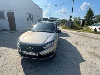LADA Granta 2021, седан, серый, госномер Е525СВ186, VIN XTA219040N0822042, ЭПТС 1643 01040501477, СТС 99 44 703599. Вмятина возле левой передней фары.