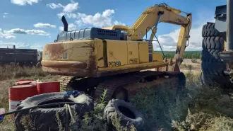 Экскаватор гусеничный Komatsu PC-300-6, 1999 г., заводской № (рамы) 31581, ГРЗ ММ804949. Местонахождение: Респ. Саха (Якутия), г. Олекминск, с. Авиапорт, ул. Кузьмина, д. 2.