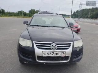 Volkswagen Touareg 2009 года выпуска, цвет кузова черный, VIN XW8ZZZ7LZ9G000927, государственный номер O452MO29.