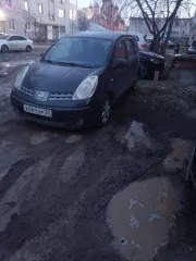 Nissan Note 2007 года, VIN SJNFCAE11U1200989. Не работает стеклоподъемник водительской двери. Нет заднего левого колеса, стоит докатка. Диски на остальных колесах деформированы, постоянно спускают колеса. Колеса спущены. Подтраивает двигатель. Подпинывает коробка. Нет заднего дворника. Не работает…