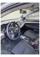 Mitsubishi Lancer, 2012 года, 117 л.с., 217000 км, АКПП. Транспортное средство Mitsubishi Lancer, VIN JMBSRCY1ACU005564, год выпуска 2012. На левом переднем крыле небольшая вмятина. По правой передней стороне: помят капот, крыло, бампер и колесо. Автомобиль заводится, но ход не проверялся. Возможно…