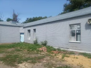 Помещение 28.1 кв.м, Ставропольский край, Туркменский район, село Летняя Ставка, улица Жижина, дом 8. Требуется текущий ремонт. Кадастровый номер здания: 26:09:042812:145. Общая площадь 28.1 кв.м, расположено на 1 этаже, номер 12. Назначение: помещение свободного назначения, за исключением почтовой…