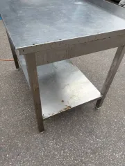 Стол пристенный Kayman СП-222/1007. Является бывшим в употреблении имуществом, могут иметься скрытые недостатки.