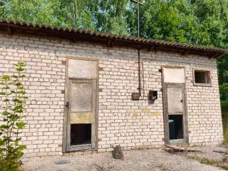 Здание склада, площадь 46,3 кв.м, кадастровый номер 43:07:110601:656, 1990 г. постройки, назначение: нежилое здание, по адресу: Российская Федерация, Кировская область, муниципальный район Вятскополянский, сельское поселение Усть-Люгинское, деревня Ямышка, улица Новая, здание 10б, земельный…