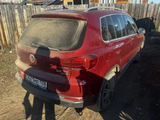 Volkswagen Tiguan 2014 года выпуска. VIN: XW8ZZZ5NZEG113455. Двигатель №: CAW 193325. Цвет: вишнево-красный.