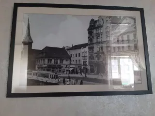 имеется определение АС Московской области от 26.03.2024г. Ретро фотографии в раме 7 шт. Мебель мягкая иск. кожа Шкаф для документов 2 полки Стол журнальный Стол руководителя  комплект  Клавиатура, мышь НП Клавиатура Леново Кресло руководителя Стулья для переговорной Канц.набор руководителя…