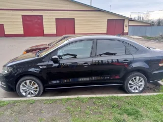 Volkswagen Polo седан 2018 года, рестайлинг. Комплектация Highline, 1.6 л, автомат 6 ступеней. Мультируль, климат-контроль, подогрев передних сидений и лобового стекла, противотуманные фары, складывающиеся зеркала с поворотниками и подогревом, 4 электростеклоподъемника (передняя пассажирская кнопка…