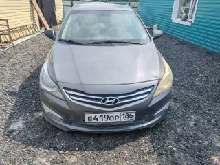 Hyundai Solaris, 2015 года, 107 лс, 149996 км, АКПП. Транспортное средство заводится. Не на ходу, отсутствие задних стоек амортизатора, не работает стоп сигнал, множественные трещины заднего и переднего бампера. Коррозия передних крыльев. Коррозия порогов.