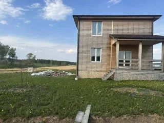 Земельный участок с жилым домом, расположенные по адресу: Московская область, р-н Домодедовский, г Домодедово, площадь 1025 кв.м., категория земли населенных пунктов, разрешенное использование для индивидуального жилищного строительства, кадастровый (условный) номер: 50:28:0100425:1435; строящийся…