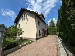 Дом 334,9 кв.м. и земельный участок 1500 кв.м. в Московской области, Одинцовский район, деревня Мякинино, ЗАО «Береста», участок 46. Здание жилое, кадастровый номер 50:20:0010111:282. Земельный участок для индивидуального жилищного строительства, кадастровый номер 50:20:0010102:6.