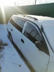 Toyota Corolla Fielder. Имеются повреждения лакокрасочного покрытия, трещины на переднем и заднем бампере, мелкие вмятины. Сведения в реестре уведомлений о залоге движимого имущества отсутствуют. Hyundai Solaris, без госномера, белого цвета, № кузова Z94CT41CBHR490664, ПТС 78 ОН 892760, ключ от…