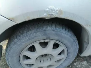 Toyota Ipsum 2001 года, 160 л.с., пробег 261797 км, АКПП. Цвет серый. Кузов АСМ260001992. Состояние: сгнившие пороги, кузов по днищу гнилой, задняя дверь гнилая, капот, решётка радиатора и передний бампер после удара, повреждён пластик салона, отсутствует задний редуктор привода и кардан.