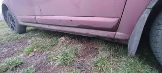 Renault Sandero 2011 года, 102 л.с. Пробег 179 000 км. Аккумулятор в неисправном состоянии. После замены масляного насоса появился стук в двигателе. Общее состояние на ходу требует уточнения при осмотре.