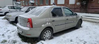 Renault Logan, 2012 года, 75 л.с., 145000 км, VIN X7LLSRB2HCH548222. Автомобиль находится в рабочем состоянии, дефекты: 1) повреждение заднего бампера, 2) повреждение на лобовом стекле, 3) отсутствует аккумулятор, 4) повреждение ЛКП на заднем левом крыле.