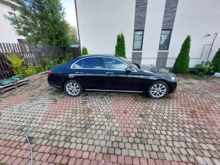 Автомобиль марки Mercedes-Benz E class, VIN: WDD2130871A646389, 2019 года выпуска, государственный регистрационный знак: X757ТА 178. Зарегистрированные обременения: залог в пользу АО «ЮниКредит Банк», запреты на регистрационные действия, установленные службой судебных приставов. Автомобиль не на…