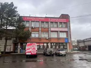 Имущественный комплекс: здание (административное с магазином и СТО), назначение: нежилое, общая площадь 2491,4 кв.м, количество этажей: 1-3, адрес: Новосибирская область, город Новосибирск, Ленинский район, ул. Станционная, д. 62, кадастровый номер: 54:35:061490:2082. Здание расположено на…