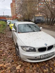 BMW 118I 2011 года, белый цвет. VIN: WBAUA31080VE48715, ПТС: 77ХА226980, госномер: X253AX71. Разрешенная максимальная масса 1790 кг, масса без нагрузки 1365 кг.