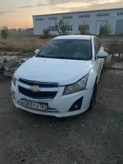 Chevrolet Cruze 2013 года, 141 л.с. Кузов белый, VIN: XUFJF695JD3027390, госномер Е083ТУ134. Автомобиль неисправен, имеет повреждения кузова и ЛКП.