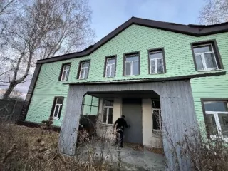 Земельный участок, 1057 +/- 23 кв.м, кад.№ 58:08:0100302:27. Нежилое здание (административное здание), 407,5 кв. м, кад.№ 58:08:0100302:38. Адрес: Местоположение установлено относительно ориентира, расположенного за пределами участка. Ориентир — каменное здание. Участок находится примерно в 60 м от…