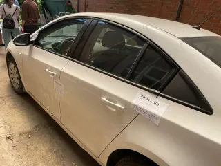 Легковой автомобиль (седан) Chevrolet Cruze, 2011 г.в., г/н В774НХ161, VIN XUFJA696JB3040020, белого цвета, имеются потертости на переднем бампере, вмятина на переднем правом крыле, вмятина в нижней части задней левой двери, пробег 127 766 км. Адрес: Ростовская область, г. Таганрог, пер. 21-й, д…