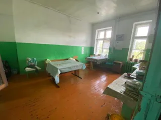 Земельный участок 10565 кв.м с гаражами, учебным зданием и мастерской, Орловская область, Хотынецкий район. Здание - гаражи, здание - учебное здание, здание - учебная мастерская, прибор тепловой энергии узла счета №1, прибор тепловой энергии узла счета №2, расположенные на земельном участке общей…