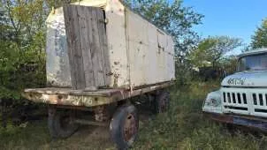 Прицеп лесовоз 2ПТС-9. Крайнее неудовлетворительное состояние близкое к "условно пригодному". Требует восстановления и проведения капитального ремонта основных агрегатов и узлов. Восстановление требует значительных затрат. Внешний вид неудовлетворительный. Имущество неоднократно подвергалось…