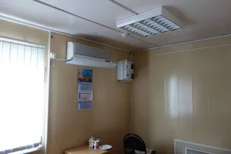 Мобильное здание-блок контейнер 30 кв.м с коммуникациями площадью 30 м2, место нахождение РХ, Алтайский район, село Белый Яр, ул. Кирова, дом 10. Территория отгорожено металлическим забором. Подведены коммуникации: наружные сети водопровода, протяженность 32,4 м и наружные сети канализации…