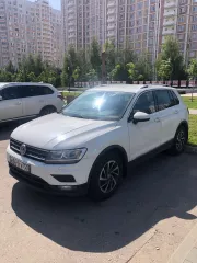 Автомобиль марки Volkswagen Tiguan, VIN: XW8ZZZ5NZKG215668, год выпуска 2018, цвет белый. Проблемы с кузовом и лакокрасочным покрытием (последствия ДТП): многочисленные сколы и повреждения ЛКП, вмятины (бампер передний, бампер задний, капот, крыша, задняя левая дверь, заднее правое крыло, правая…