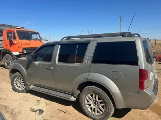 Автомобиль легковой Nissan Pathfinder, 2011 год, VIN VSKJVWR51U0419505. Пробег более 521 тыс. км, цвет серый. Россия, Волгоградская область, Котельниковский район, х. Захаров. Имеются повреждения кузова в виде сколов, задир, вмятин по периметру кабины. Физический износ 40-60%.