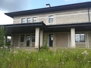 Имущественный комплекс: Московская область, город Клин, деревня Тиликтино, СНТ "Альпийские луга", дом 34, строение 1, площадью 24,9 кв. м, кадастровый номер 50:03:0050380:5803; земельный участок площадью 1000 кв. м, кадастровый номер 50:03:0050380:2130.