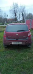 Renault Sandero 2011 года, 102 л.с. Пробег 179 000 км. Аккумулятор в неисправном состоянии. После замены масляного насоса появился стук в двигателе. Общее состояние на ходу требует уточнения при осмотре.