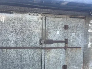 Гараж 19,1 кв.м, Кировская область. Нежилое помещение «гараж» площадью 19,1 кв.м, кадастровый номер 43:40:000151:2426, расположенное по адресу: Кировская область, г. Киров, тер гк Автомобилист-19 (Лен), бокс 34. Вид права – собственность. Обременение – аресты.