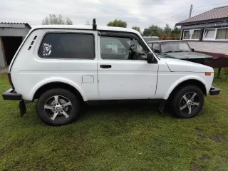 Автомобиль LADA 212140 4x4 2016 года выпуска, VIN: XTA212140H2267402. Цвет кузова: ярко-белый. Объем двигателя: 1690 см³, мощность: 61 кВт (82.9 л.с.), экологический класс 5. Тип: легковой комби (хэтчбек). Техническое состояние: автомобиль в пригодном состоянии, требуется плановая диагностика для…