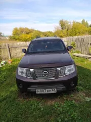 Nissan Pathfinder 2012 года, универсал. Дизельный двигатель 190 л.с., цвет серо-сиреневый, VIN: Z8NJVWR51CS000651. На ходу. Пробег 232 220 км. Недостатки: вмятина на правом переднем крыле, замят левый порог, есть царапины и сколы на кузове.