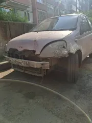 Toyota Vitz 2001 года, розового цвета. Государственный номер К260ВМ138. Модель двигателя 1SZ, номер двигателя 0778413. Номер кузова SCP10 3258191. Мощность 70 л.с. (51 кВт), объем 997 куб. см, бензиновый двигатель. Разрешенная максимальная масса 1145 кг, масса без нагрузки 870 кг. Производитель…
