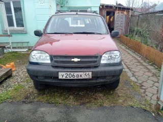 Chevrolet Niva 2008 года выпуска, модель 212300. VIN: X9L21230080249645. Двигатель: 2123 0261285, бензиновый, мощность 79.6 л.с. Цвет: ярко-красный металлик. Состояние удовлетворительное: повреждена левая задняя дверь, не работает кондиционер, имеются сколы и ржавчина.