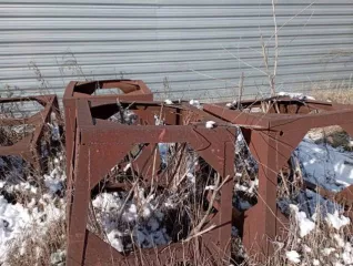 Гидромонитор ГМ-1 (б/у), год выпуска 2009. Головной реф. понтон к гидромонитору ГМ-1 (2 шт.). Катер БМК-130 (б/у). Понтон грунтовозный ПГ-10. Концевой реф. понтон к гидромонитору ГМ-1 (2 шт.). Понтон рефулерный с шарнирным соединением (8 шт.). Роликоопора (14 шт.). Тумба для понтона (7 шт.)…
