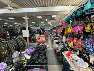 Доля 13789/298100 в праве на нежилое здание рынка площадью 3070,9 кв.м., кадастровый номер 38:35:010235:185, и доля 7085/157800 в праве на земельный участок площадью 1578 кв.м., кадастровый номер 38:35:010235:15, расположенные по адресу: РФ, Иркутская область, г. Зима, пер. Коммунистический, д. 4…