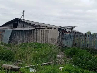 Здание зернохранилища 297.2 кв м, животноводческой фермы 228.6 кв м, коровника 107.6 кв м с земельным участком 6890 кв м, Курганская область. Объекты недвижимого имущества одновременно с земельным участком по адресу: Курганская область, Макушинский муниципальный округ, с. Пионерское, ул. Школьная…