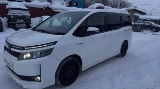 Toyota Voxy, 2015 года, 99 лс, 171000 км, АКПП. Неисправности: ошибка по датчику АБС (после замены ступицы); в январе 2026 перестала включаться магнитола (в морозы, подсветка рамки загорается, но магнитола не запускается); по кузову имеются сколы еще с Японии; крышка багажника перекрашена в 2024…