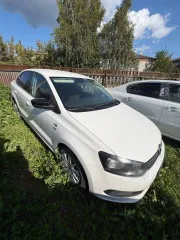 Volkswagen Polo 2013 года, 105 лс, идентификационный номер (VIN): XW8ZZZ61ZEG015531, ГРЗ: М535ОА72, сломана ручка открытия капота, пробег неизвестен, имеются многочисленные сколы, царапины и ржавчина по кузову.