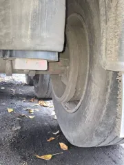 Полуприцеп-фургон Monfrakon 1994 года выпуска, государственный регистрационный знак ЕН221444, шасси № SMRC3A04394M12839, цвет кузова красный. Тип транспортного средства: полуприцеп-фургон, максимальная разрешенная масса 7 100 кг. Полуприцеп имеет технические неисправности. Отсутствие шторки…