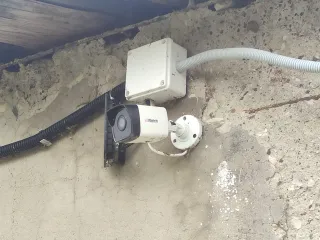 Восемь видеокамер цифровых HiWatch, смонтированных на стенах бывшего телятника. Ознакомление с имуществом по договоренности в месте его нахождения: Владимирская область, Кольчугинский район, деревня Павловка.