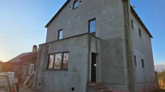 Жилой дом 321.8 кв.м, участок 506 кв.м, Ленинградская область, Кингисеппский район, Большелуцкое сельское поселение, деревня Новопятницкое. Земельный участок площадью 506 кв.м, категория земель - земли населенных пунктов, разрешенное использование - индивидуальное жилищное строительство. На участке…