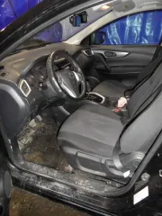 Nissan Qashqai 2014 года, черный цвет, VIN: SJNFBAJ11U1101322, ПТС: 78 УУ 207869, госномер: М048АР186, бензиновый двигатель 2.0 л (144 л. с.), объем 1997 см³, максимальная масса 1890 кг, масса без нагрузки 1447 кг. Совместно нажитое имущество.