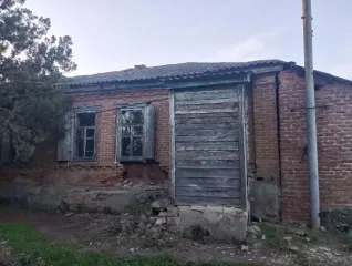 Нежилое здание администрации, кадастровый номер 26:06:033004:53, общей площадью 100,9 кв.м., с земельным участком, кадастровый номер 26:06:033004:24, площадью 1030,00 кв.м. Кадастровый номер: 26:06:033004:53 | 26:06:033004:24