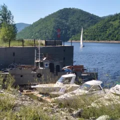 Причальная береговая стенка 902 кв.м Зея причальная береговая стенка, расположенная по адресу: г. Зея, берег залива Малый Гармакан 1991 год постройки; общая площадь – 902 кв.м.; техническое состояние: неудовлетворительное, выведен из эксплуатации год ввода в эксплуатацию: 1991 количество подземных…